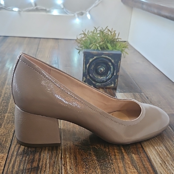 New Vionic Women's Patent Leather Chunky Heel Pumps - Picture 12 of 13